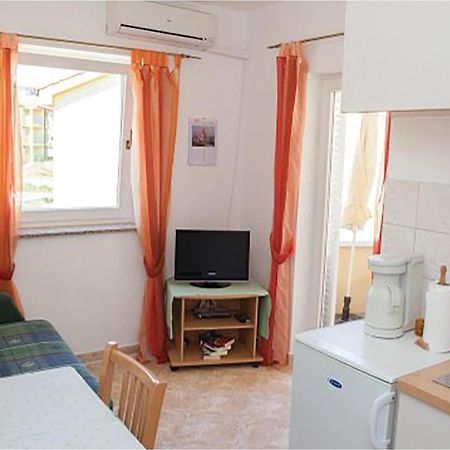 1 Bedroom Beautiful Apartment In Malinska Exterior photo